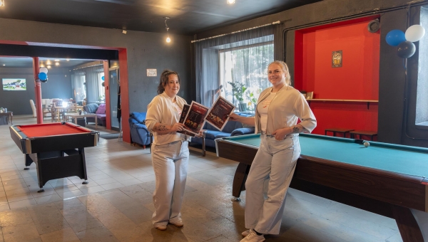 Pubi Double Trouble loojad Grete Talvik (paremalt) ja Merle Telk on oma tegemistes enesekindlad. Küll teevad aga negatiivsed netikommentaatorid meele mõruks. Nende arvates on kurb, et arvatakse, justkui kaks naist ei oskaks äri ajada, ilma et peaksid end müüma. Nüüdseks on selliste kommentaaride taustal tekkinud kollektiivis oma sisenaljad, mille üle koos naerdakse. Väite osas, justkui liitlassõdurid tekitaksid linnas kahju ja kuritarvitaksid naisi, tõdevad pubipidajad, et sellised juhtumid ei ole saanud kinnitust ning et liitlassõdurid liiguvad ka teistes Eesti linnades, ometi pole ka seal millegi üle kaevatud. USA sõdurid on pubipidajate sõnul hooliv ja mõistlik kontingent, kes pole ei vägivaldsed ega pahatahtlikud. FOTOD: Aigar Nagel